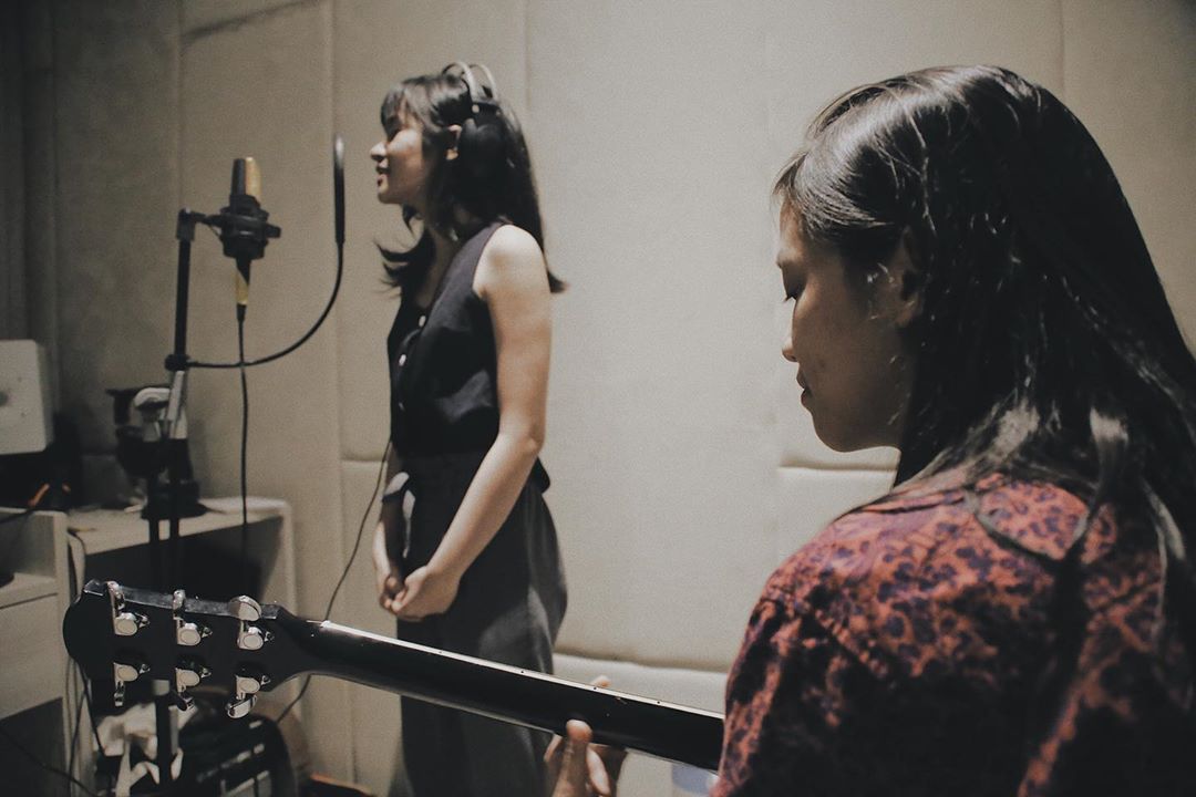 Meski tergabung dalam duo, proses rekaman nggak selalu dilakukan secara bersamaan.